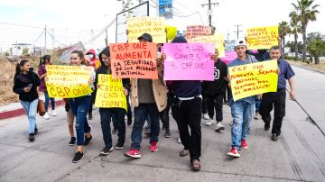 Migrantes protestan a favor de la aplicación CBP One, que les ayuda a pedir asilo en EEUU.