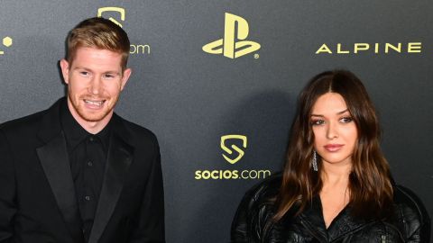 Kevin de Bruyne (izq.), y su esposa Michele Lacroix en la ceremonia del Balón de Oro 2022.