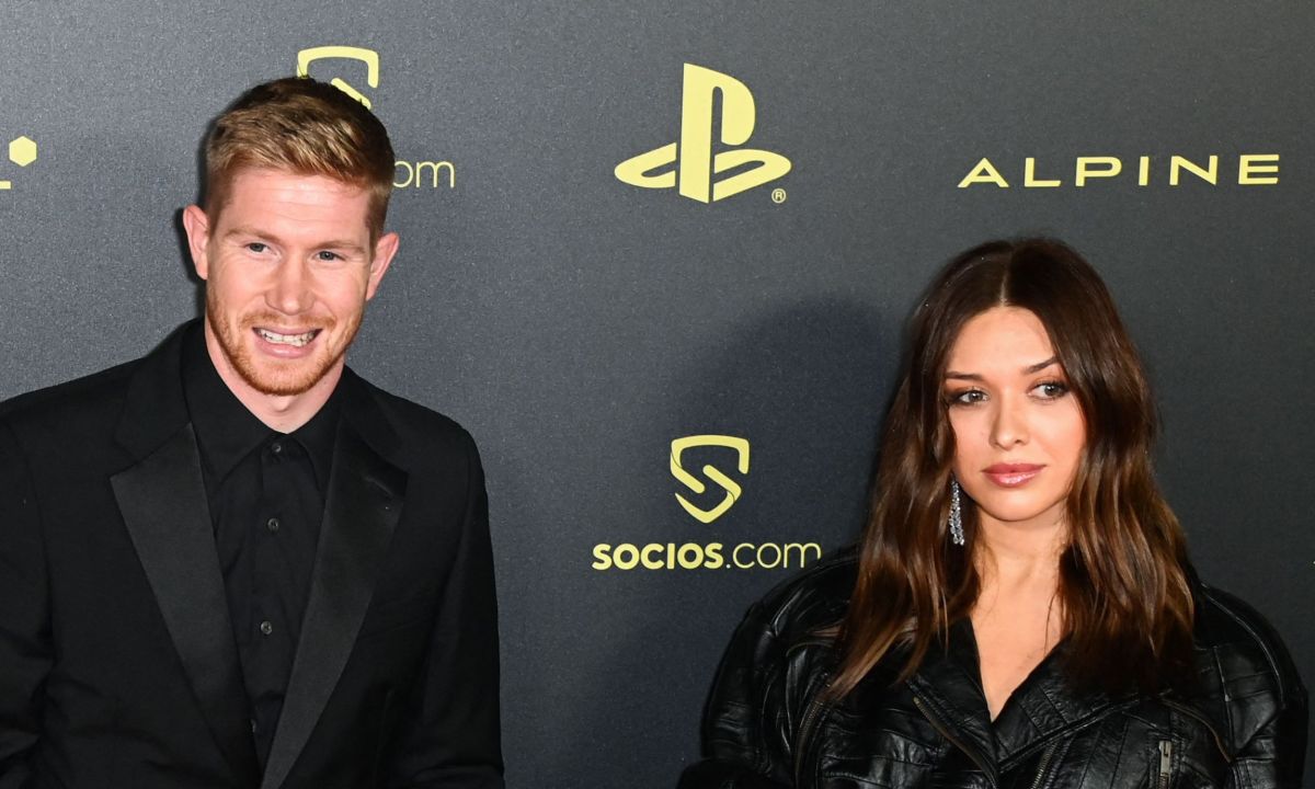 Kevin de Bruyne (izq.), y su esposa Michele Lacroix en la ceremonia del Balón de Oro 2022.