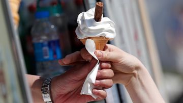 La marca japonesa de helados de lujo Cellato acaba de establecer un nuevo récord Guinness al helado más caro del mundo. / Foto: AFP/Getty Images