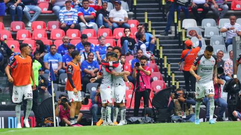 El uruguayo Brian Lozano celebra el gol del Atlas contra el Cruz Azul.