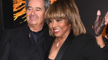 Tina Turner y su esposo Erin Bach en el estreno de "The Tina Turner Musical".