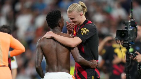 Erling Haaland y Vinícius Jr. tras el juego de ida entre el Manchester City y Real Madrid.