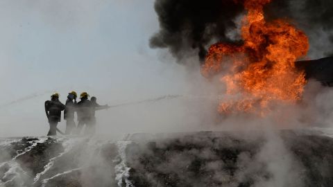 La gran cantidad de gasolina que transporta el camión cisterna lo hizo estallar al momento de ser impactado por la parte trasera