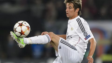Fabio Coentrao uniformado con los colores del Real Madrid.