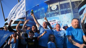 Fanáticos del Manchester City celebran su tercera Premier consecutiva.