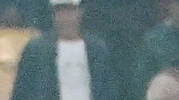 Fanáticos del Udinese salataron a la cancha a agredir a los napolitanos.