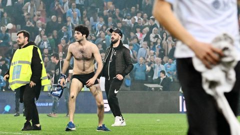 Fanáticos del Udinese salataron a la cancha a agredir a los napolitanos.