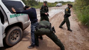 Los oficiales migratorios refuerzan acciones contra inmigrantes en la frontera.