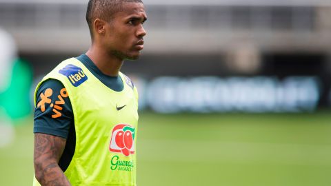 Douglas Costa en un entrenamiento de la Selección de Brasil en 2018.