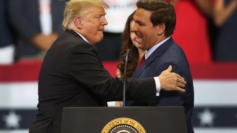 Tanto Trump como DeSantis tienen políticas antiinmigrantes.