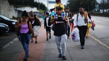 Miles de familias y niños migrantes atraviesan Honduras con destino a Estados Unidos.