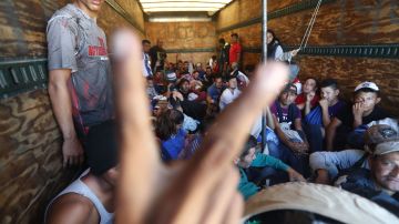 Agentes hallan a 139 migrantes en caja de tráiler en el norte de México