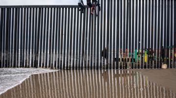 VIDEO: Lanzan a un niño de 4 años sobre el muro fronterizo para cruzar a Estados Unidos