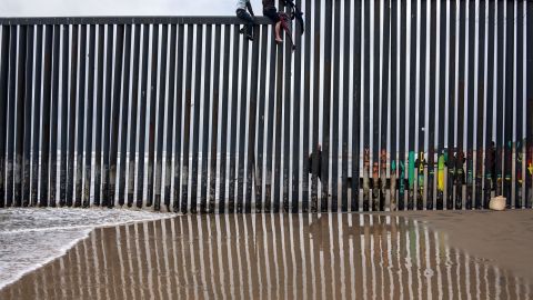 VIDEO: Lanzan a un niño de 4 años sobre el muro fronterizo para cruzar a Estados Unidos