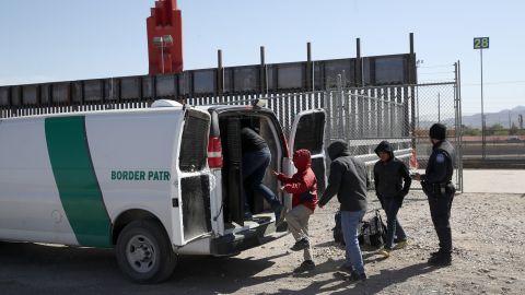 Varias agencias migratorias realizan operativo especial en El Paso, Texas.