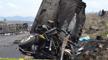 Mueren al menos 26 personas en dramático choque de tráiler y camioneta al norte de México