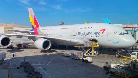 Hombre que abrió puerta de avión en pleno vuelo dice que lo hizo porque se sintió asfixiado