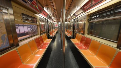 Un hombre murió estrangulado por un pasajero del metro de Nueva York durante un altercado en el tren