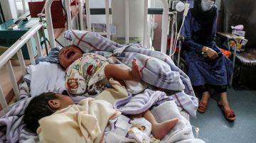 “No podemos hacer nada más que ver a los bebés morir”, los desgarradores relatos que reflejan el colapso de los hospitales en Afganistán