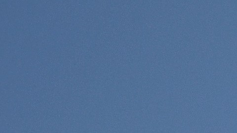 Hombre enfrenta hasta 10 años de prisión por abrir la puerta de emergencia de un avión en vuelo a Corea del Sur