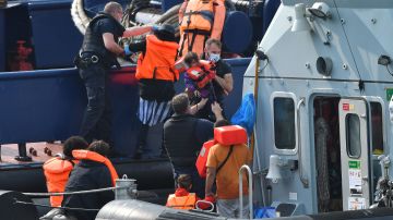 Inmigrantes son transferidos por las autoridades británicas, después de ser hallados en el Canal de la Mancha.