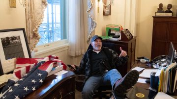 Richard Barnett, partidario de Donald Trump, dentro de la oficina de la presidenta de la Cámara, Nancy Pelosi, el 6 de enero de 2021.