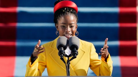 Amanda Gorman cuando leyó el poema en la ceremonia de inauguración del presidente Joe Biden.