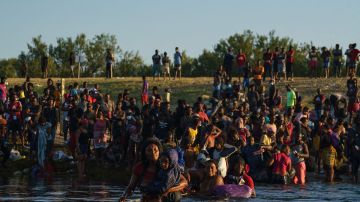 Miles de migrantes en la frontera de México con EE.UU. esperan el fin del Título 42