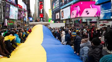 Manifestantes protestan en apoyo de Ucrania, en Times Square, Nueva York, el 24 de febrero de 2022.