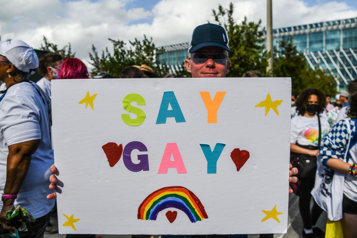 Una protesta contra  nuevas leyes de Florida que prohíben educar sobre orientación sexual y eliminan tratamientos de identidad de género.