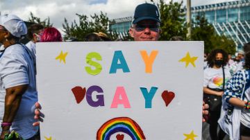 Una protesta contra nuevas leyes de Florida que prohíben educar sobre orientación sexual y eliminan tratamientos de identidad de género.