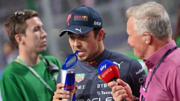 Johnny Herbert (d) entrevista a Max Verstappen tras el GP de F1 de Arabia Saudí de 2022.