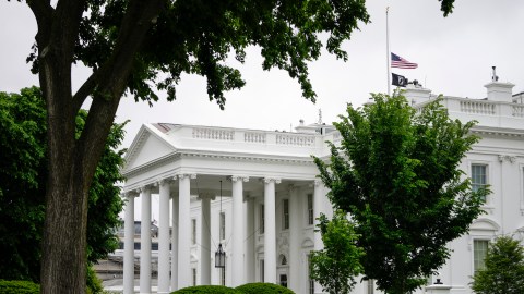 Conductor del camión que se estrelló cerca de la Casa Blanca llevaba una bandera nazi