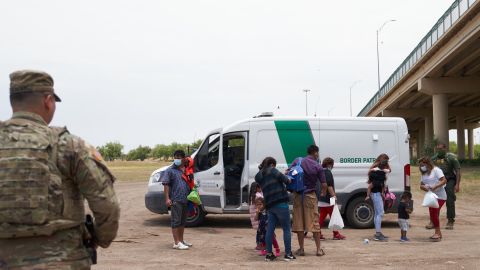 Al menos 4,000 militares serán desplegados en la frontera con México.