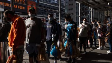 Nueva York relaja sus normas para acoger a personas sin hogar ante la llegada de migrantes