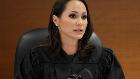 Renuncia la jueza del caso de la matanza en la escuela de Parkland