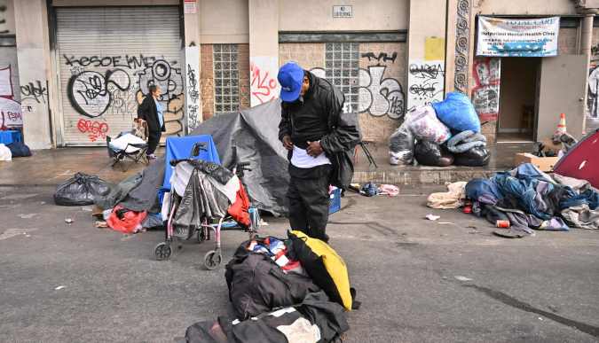 Personas sin hogar frente a una clínica de salud mental para pacientes ambulatorios en Los Ángeles.