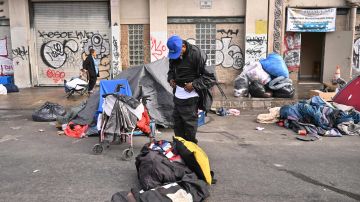 Personas sin hogar frente a una clínica de salud mental para pacientes ambulatorios en Los Ángeles.
