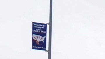 Llega a Denver autobús con migrantes enviado por el gobernador de Texas