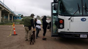 Llega a Denver autobús con migrantes enviado por el gobernador de Texas
