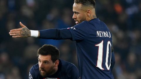 Lionel Messi y Neymar con la playera del PSG.