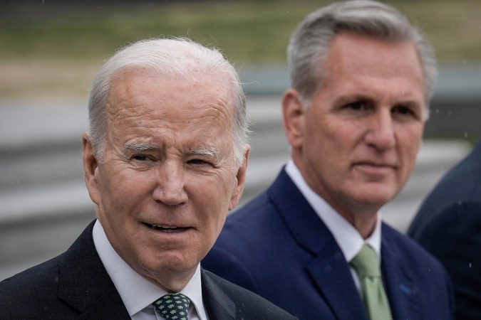 El presidente Joe Biden y el presidente de la Cámara de Representantes, Kevin McCarthy.