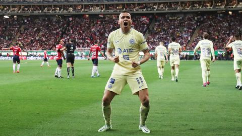 Jonathan Rodríguez celebra un gol contra Chivas en el juego más reciente entre azulcremas y rojiblancos.