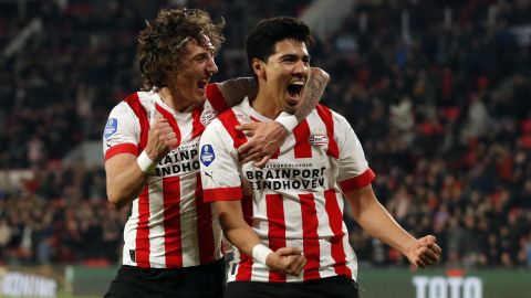 Erick Gutiérrez celebrando gol con su compañero Fabio Silva en el PSV.