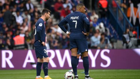 Lionel Messi y Kylian Mbappe con el PSG en Francia.