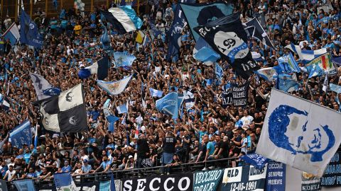 Hinchas del Napoli en el Armando Diego Maradona en Italia.