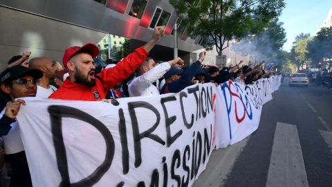 Hinchas enardecidos del PSG exigen que Lionel Messi se vaya del equipo.