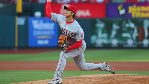 Shohei Ohtani lanzando.