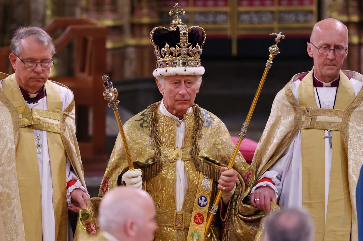 Rey Carlos III durante su ceremonia de coronación en la Abadía de 